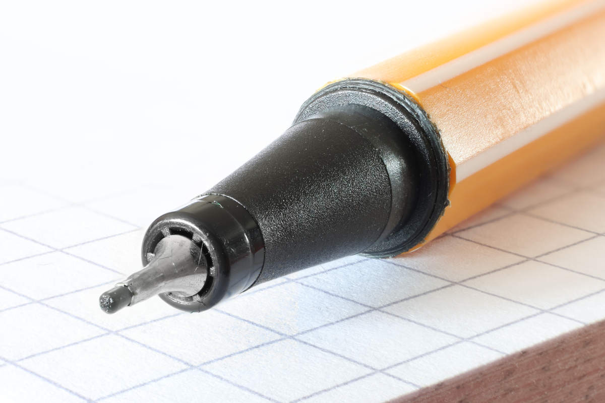 Detalle de la punta de un rotulador fineliner Stabilo Point 88 de 0.4 mm
